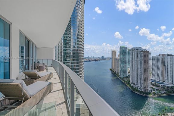 200 Biscayne Boulevard Way # 3208, Miami FL 33131