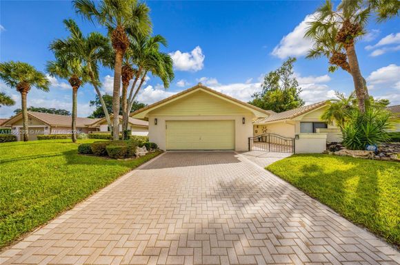 6979 W Villas Dr W, Boca Raton FL 33433