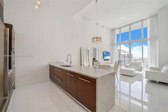 475 Brickell Ave # 2807, Miami FL 33131