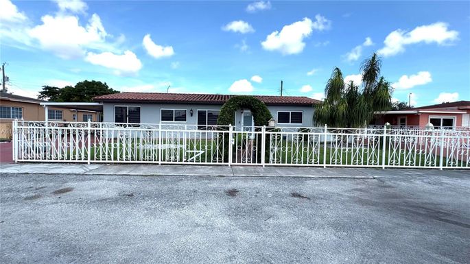 521 W 36th Pl, Hialeah FL 33012