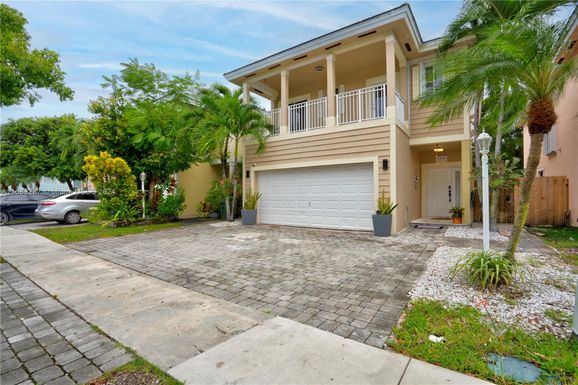 377 NE 34th Ter, Homestead FL 33033