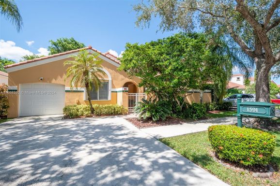 1591 Harbour Side Dr, Weston FL 33326