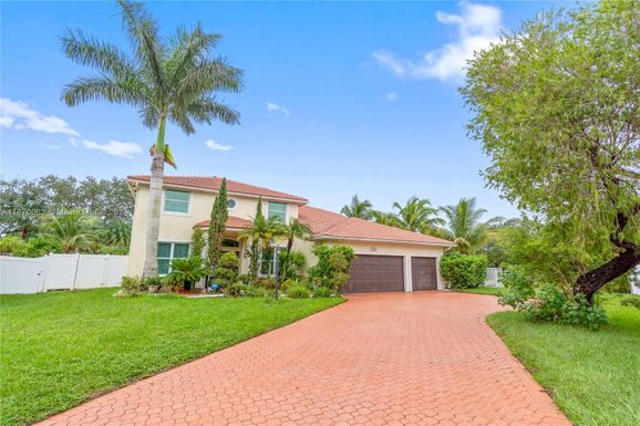 7139 W Mariposa Cir W, Pembroke Pines FL 33331