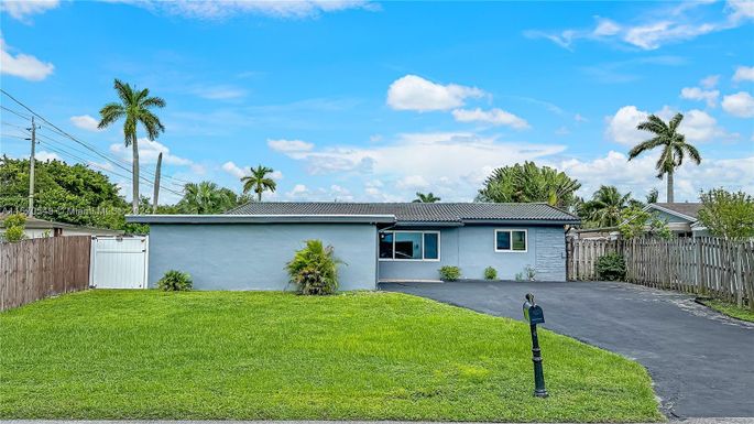 5741 SW 56th St, Davie FL 33314