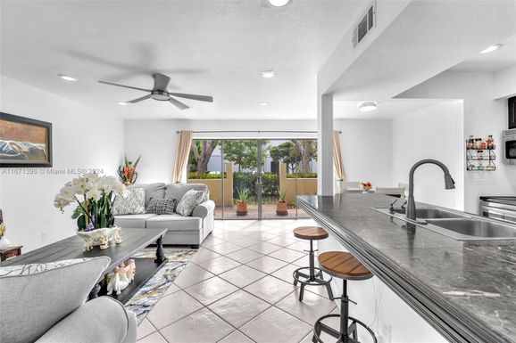 8801 W Sample Rd # 13, Coral Springs FL 33065