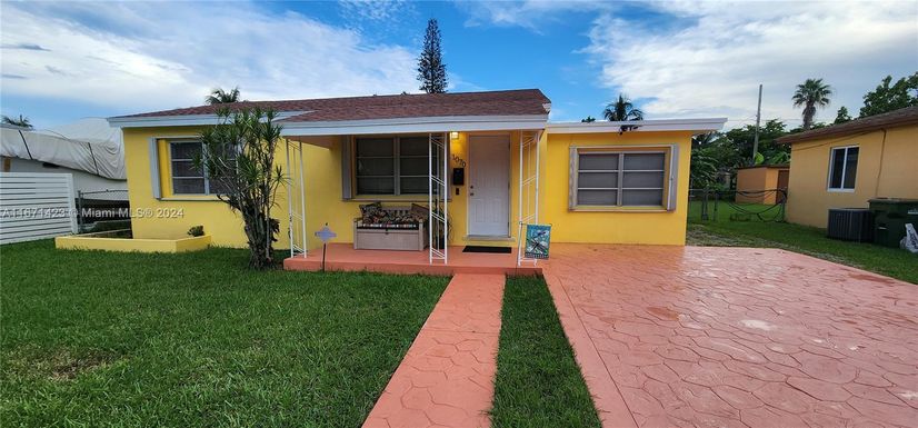 1070 NE 143rd St, North Miami FL 33161