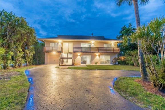 1740 16th St, Naples FL 34120