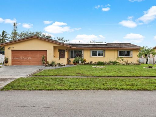 270 Lake Dr, Coconut Creek FL 33066