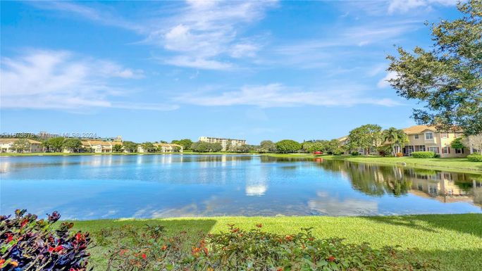 3387 Lakeside Dr, Davie FL 33328