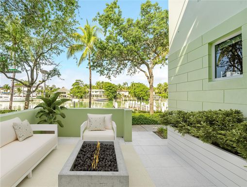 6109 W Laguna Dr, Miami Beach FL 33141