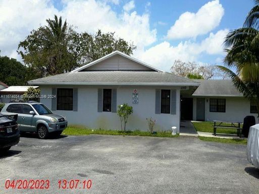 1099 NE 35th St, Oakland Park FL 33334