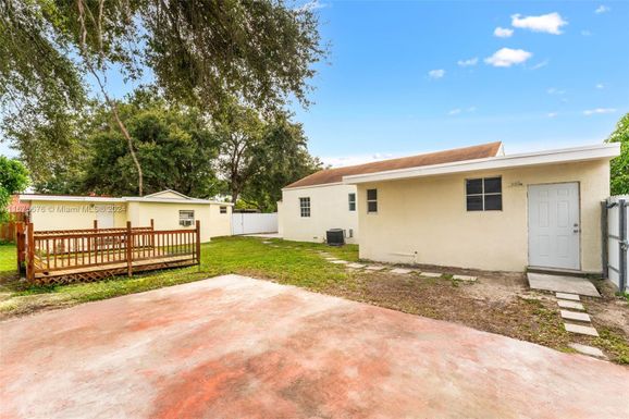 1994 NW 47th Ter, Miami FL 33142