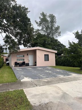 2561 NW 4th St, Pompano Beach FL 33069