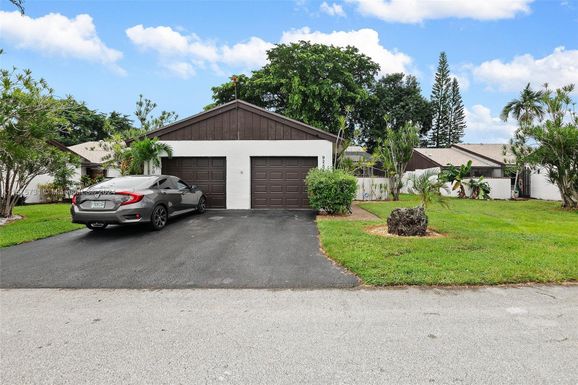 9254 Wedgewood Ln, Tamarac FL 33321