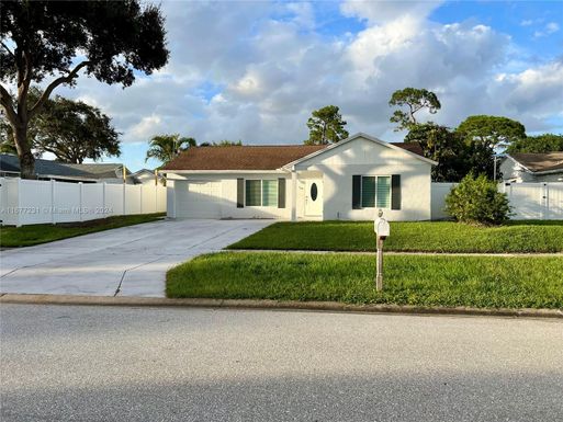 102 Village Cir, Jupiter FL 33458