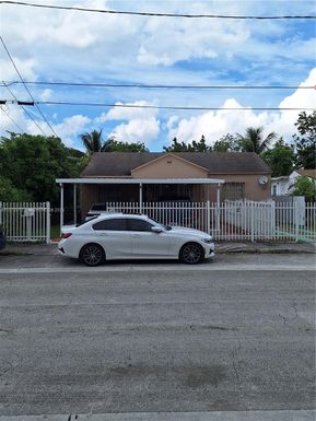 1439 NW 26th St, Miami FL 33142