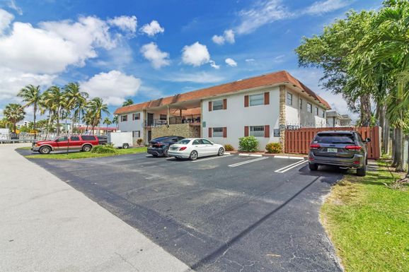 344 SW 1st St # 6, Pompano Beach FL 33060