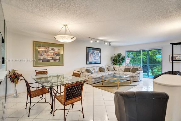 9461 Sunrise Lakes Blvd # 307, Sunrise FL 33322