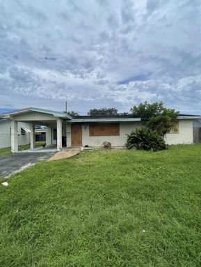 8621 NW 15th Ct, Pembroke Pines FL 33024