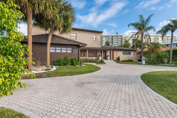 418 Tamarind Dr, Hallandale Beach FL 33009