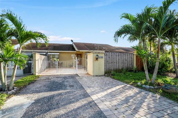 5590 Biscayne Dr, Green Acres FL 33463