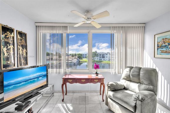 8130 Sunrise Lakes Blvd # 309, Sunrise FL 33322