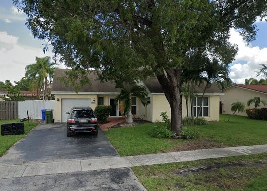 8501 NW 7th St, Pembroke Pines FL 33024