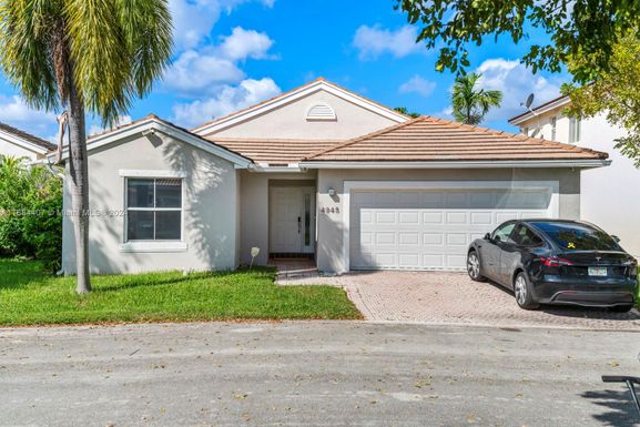 4945 SW 33rd Ave, Hollywood FL 33312