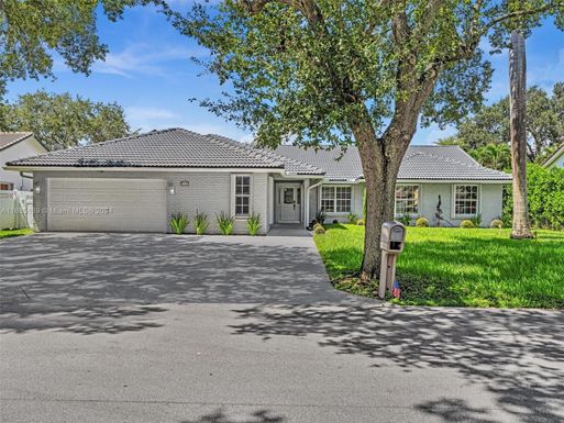 4744 NW 99th Ter, Coral Springs FL 33076