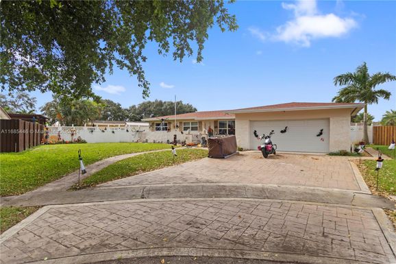 8440 NW 18th St, Pembroke Pines FL 33024