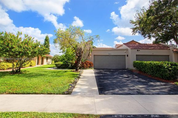 524 Village Lake Dr # 524, Weston FL 33326