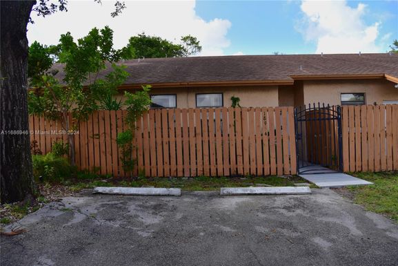 18954 NW 67th Pl # 18954, Hialeah FL 33015