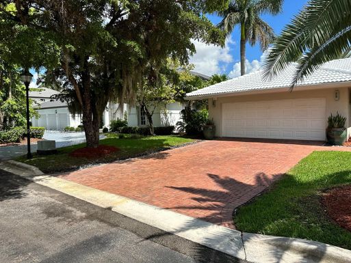 9466 NW 54th Doral Cir Ln, Doral FL 33178