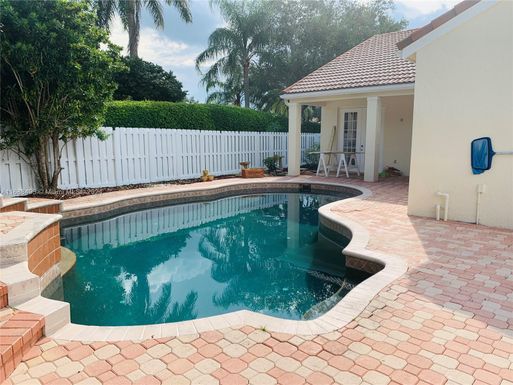 650 Falling Water Rd, Weston FL 33326