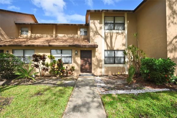 215 Lakeside Cir, Sunrise FL 33326