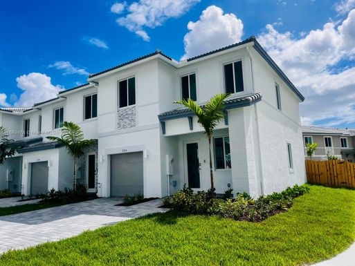 720 SE 13th St Cir, Homestead FL 33034