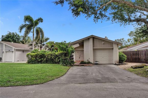 13465 SW 108th St Cir S, Miami FL 33186