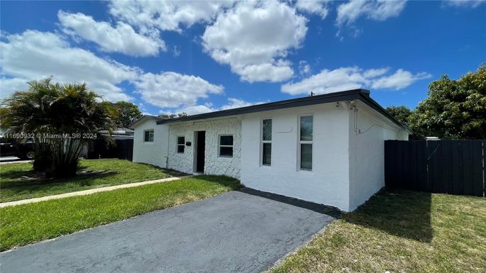 6407 SW 5th St, Pembroke Pines FL 33023