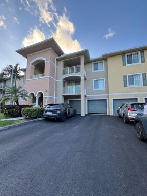 6492 Emerald Dunes Dr # 305, West Palm Beach FL 33411