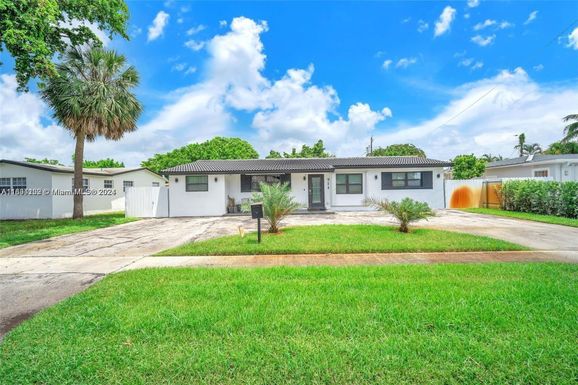 711 SW 69th Way, Pembroke Pines FL 33023