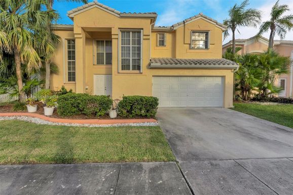 923 SW 101st Way, Pembroke Pines FL 33025