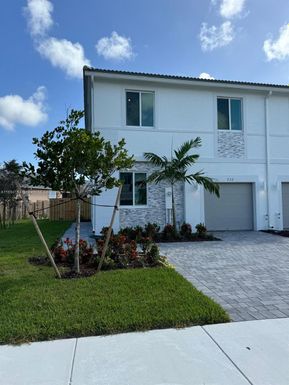 732 SE 13th St Cir, Homestead FL 33034