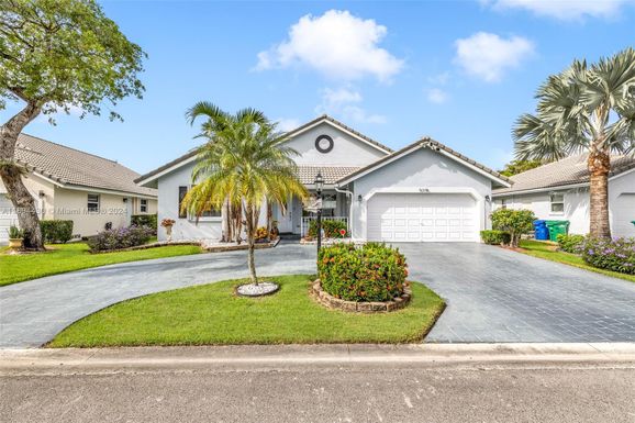 5316 Pine Cir, Coral Springs FL 33067