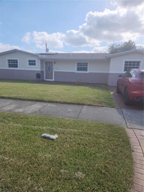 6760 SW 10th Ct, Pembroke Pines FL 33023