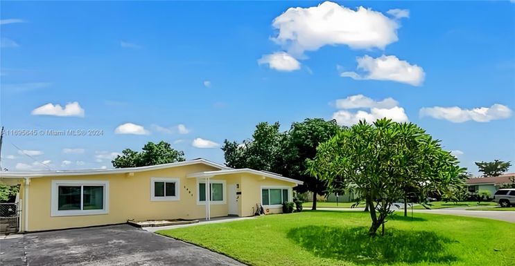 1401 NW 79th Ter, Pembroke Pines FL 33024