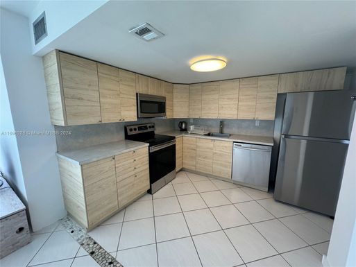 851 Three Island Blvd # 418, Hallandale Beach FL 33009