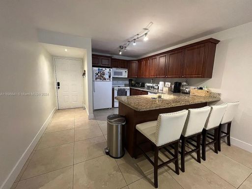 8005 Lake Dr # 113, Doral FL 33166