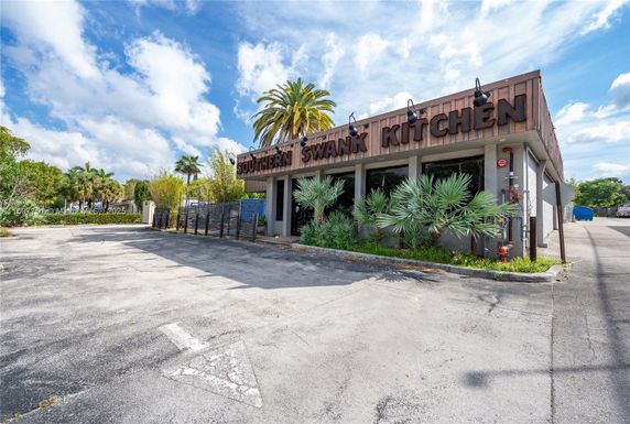 4196 S University Dr, Davie FL 33328