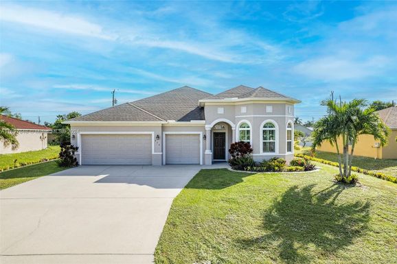 474 SW Dauphin Ave, Port St. Lucie FL 34953