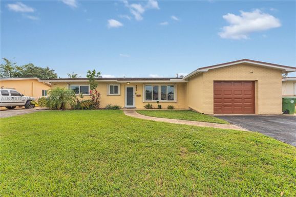 8610 NW 17th Ct, Pembroke Pines FL 33024